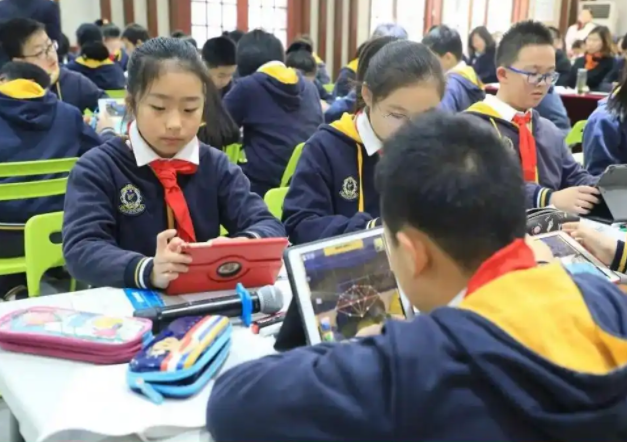 畅通普通教育与工作教育互融渠道为学生搭建多元化成长“立交桥”