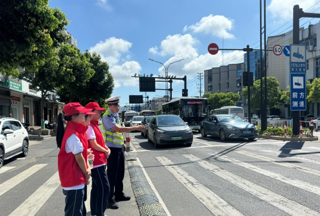 系好安全带使用安全座椅为了孩子的搭车安全请家长开车接送上下学时 系好安全带使用安全座椅为了孩子的搭车安全请家长开车接送上下学时