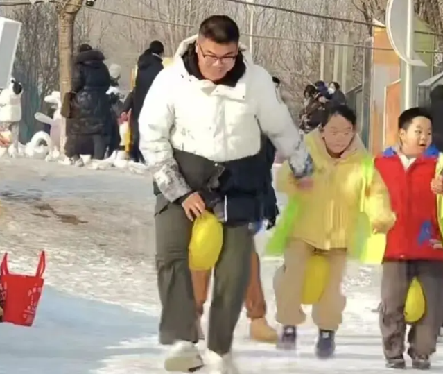 学校引导学生们参加寒假生长举动将体育劳作阅读设为必选内容